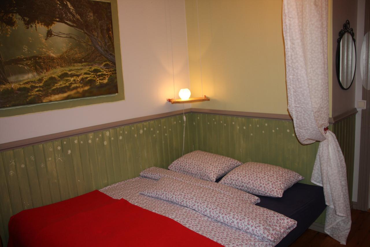 Julia'S Guesthouse B&B Hnaus Exteriör bild