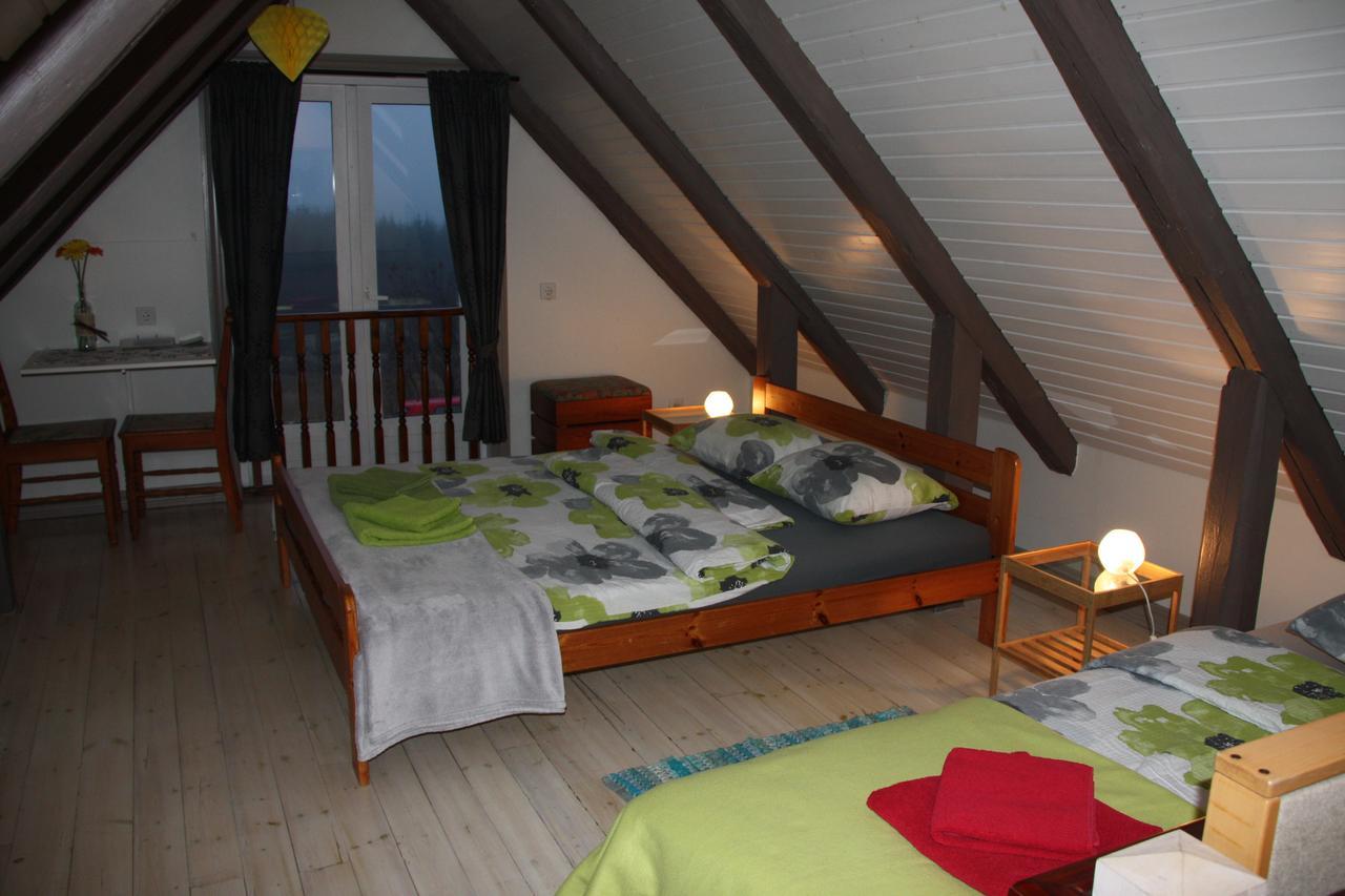 Julia'S Guesthouse B&B Hnaus Exteriör bild